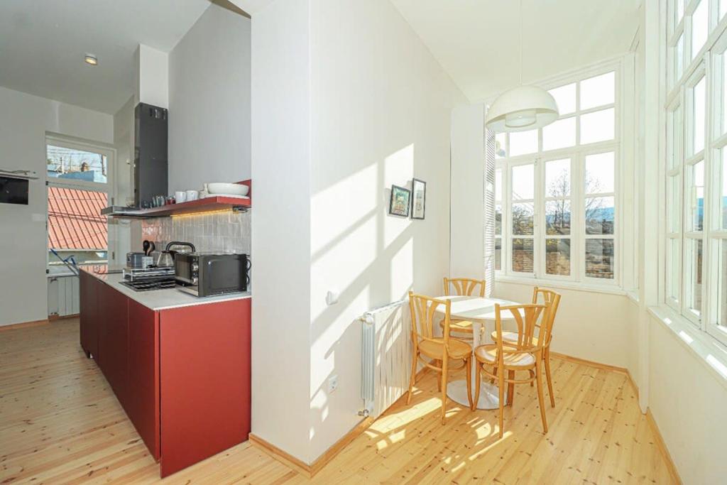 Kuchyň nebo kuchyňský kout v ubytování Stylish 2BR Apt in Tbilisi - By Wehost