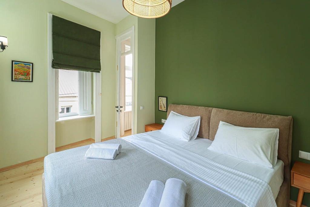 Postel nebo postele na pokoji v ubytování Stylish 2BR Apt in Tbilisi - By Wehost