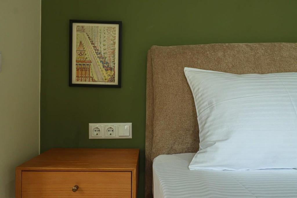 Postel nebo postele na pokoji v ubytování Stylish 2BR Apt in Tbilisi - By Wehost