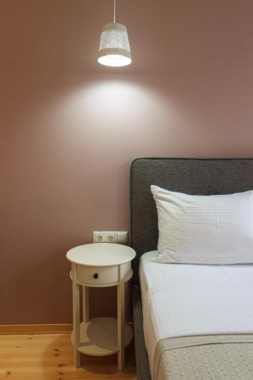 Postel nebo postele na pokoji v ubytování Stylish 2BR Apt in Tbilisi - By Wehost