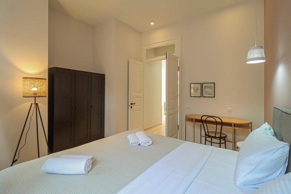 Postel nebo postele na pokoji v ubytování Stylish 2BR Apt in Tbilisi - By Wehost