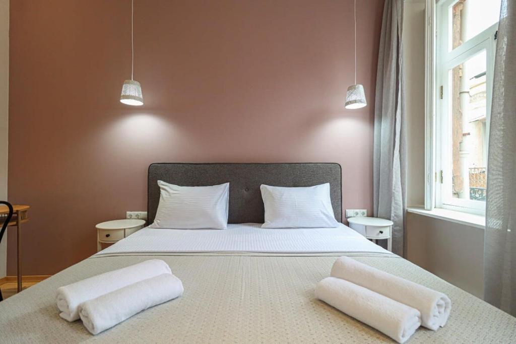 Postel nebo postele na pokoji v ubytování Stylish 2BR Apt in Tbilisi - By Wehost