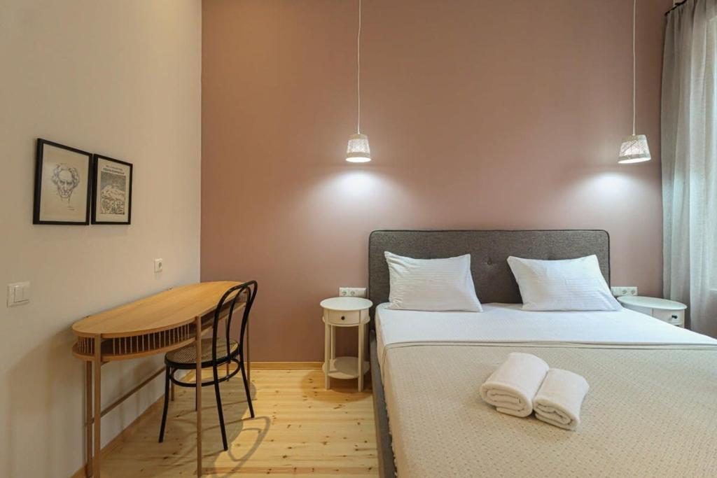 Postel nebo postele na pokoji v ubytování Stylish 2BR Apt in Tbilisi - By Wehost