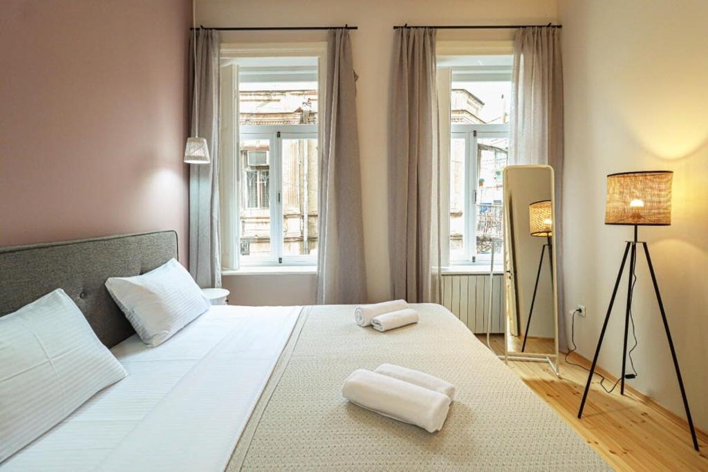 Postel nebo postele na pokoji v ubytování Stylish 2BR Apt in Tbilisi - By Wehost