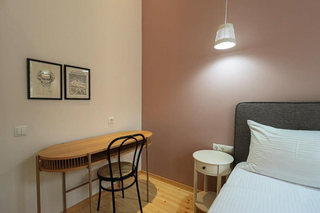 Postel nebo postele na pokoji v ubytování Stylish 2BR Apt in Tbilisi - By Wehost