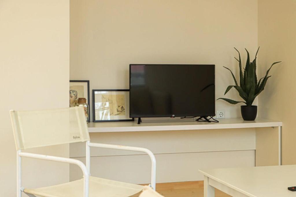 TV a/nebo společenská místnost v ubytování Stylish 2BR Apt in Tbilisi - By Wehost