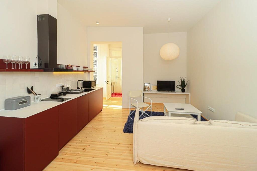 Kuchyň nebo kuchyňský kout v ubytování Stylish 2BR Apt in Tbilisi - By Wehost