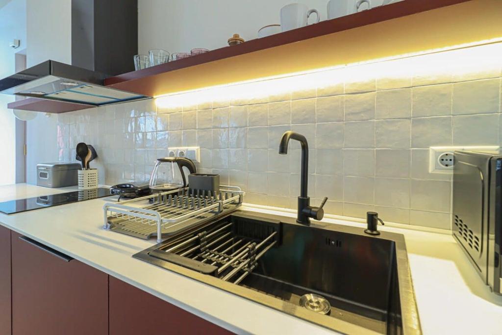 Kuchyň nebo kuchyňský kout v ubytování Stylish 2BR Apt in Tbilisi - By Wehost