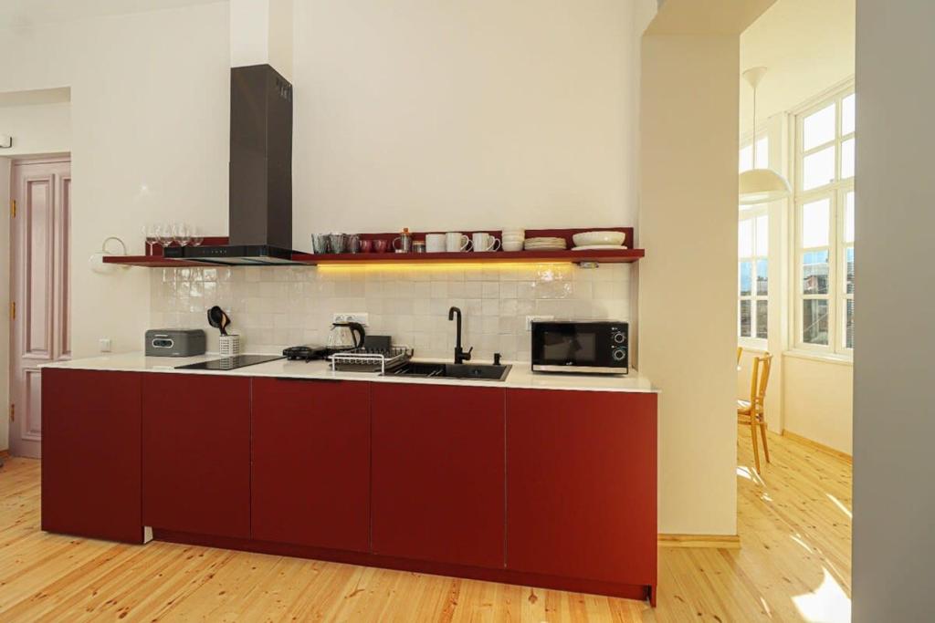 Kuchyň nebo kuchyňský kout v ubytování Stylish 2BR Apt in Tbilisi - By Wehost