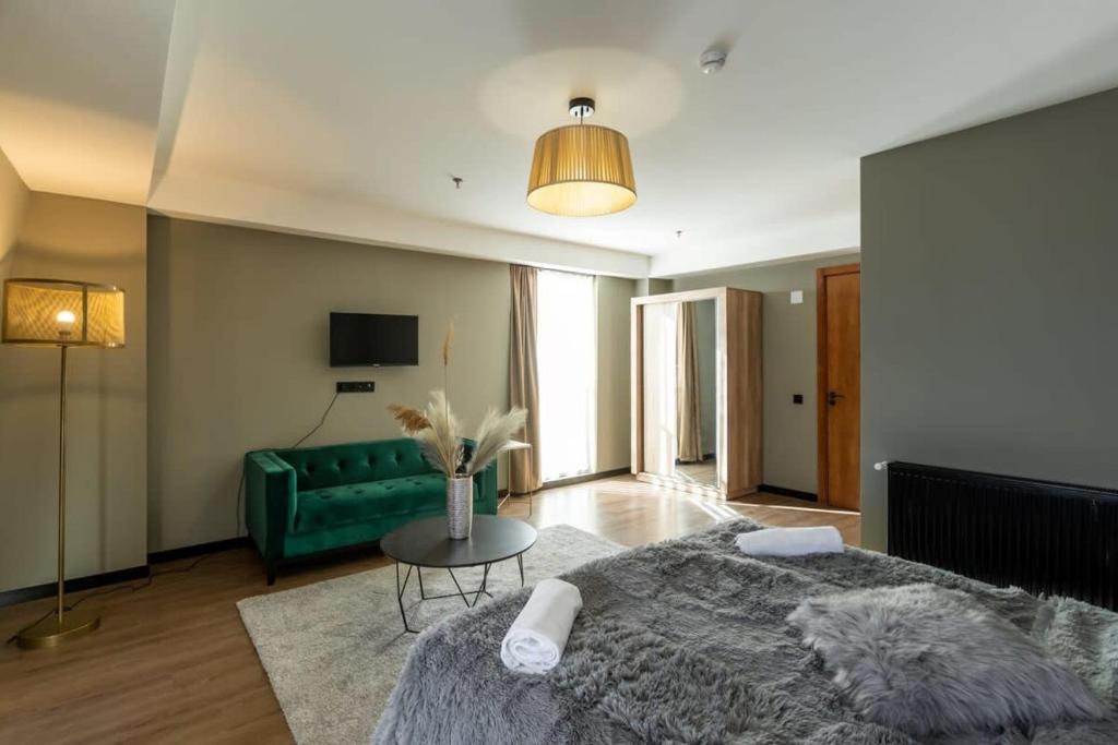 Postel nebo postele na pokoji v ubytování Super Stylish and cozy 2 bedroom 4or6 people Apartment in key location in Marshall Gudauri Project Ski Resort