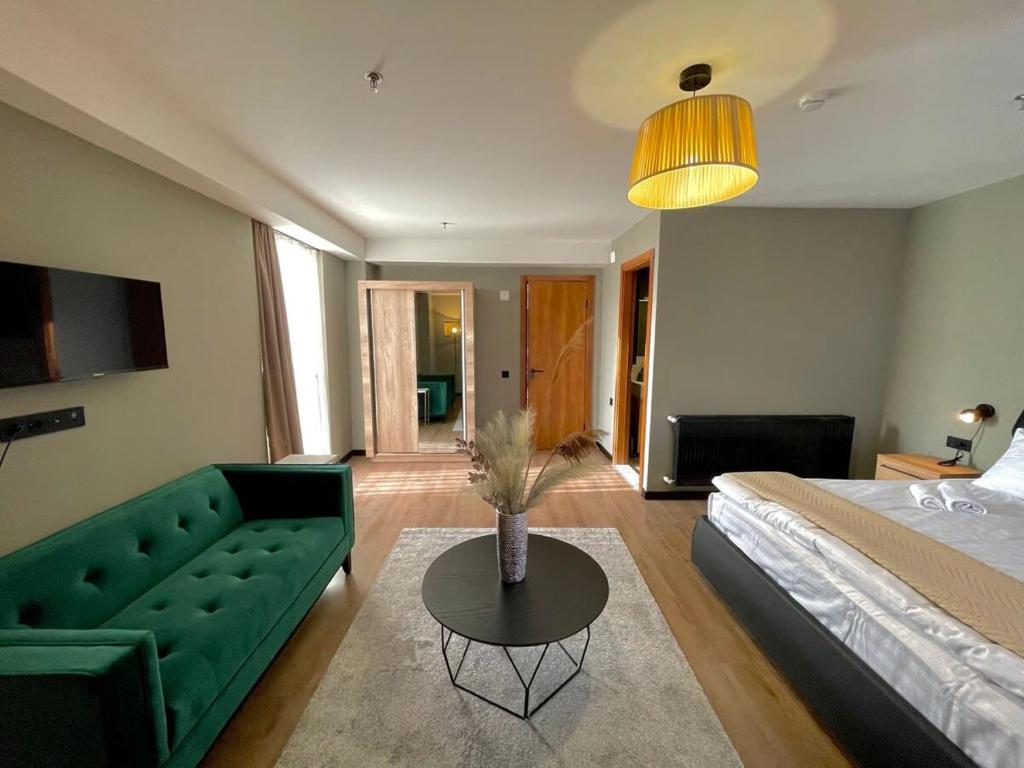 TV a/nebo společenská místnost v ubytování Super Stylish and cozy 2 bedroom 4or6 people Apartment in key location in Marshall Gudauri Project Ski Resort