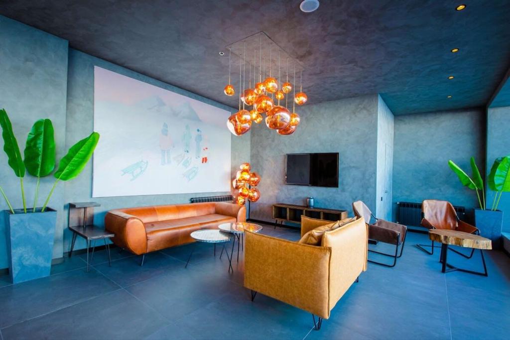 TV a/nebo společenská místnost v ubytování Super Stylish and cozy 2 bedroom 4or6 people Apartment in key location in Marshall Gudauri Project Ski Resort