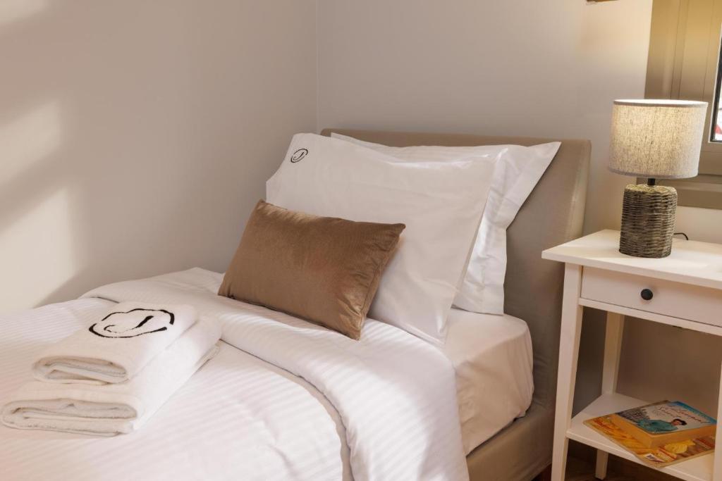 Postel nebo postele na pokoji v ubytování Jolly Suites