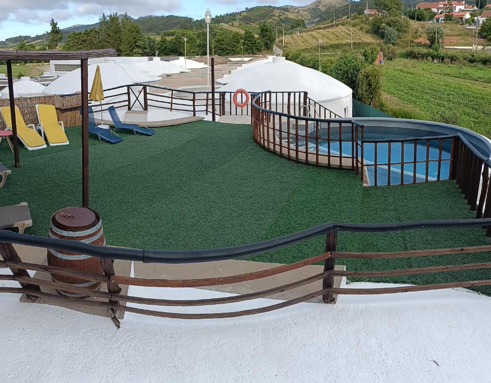 Bazén v ubytování Bagos do Vilar nebo v jeho okolí