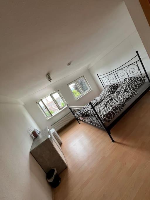 HaigerlochDoppelzimmer Nr10的客房享有空中景致,配有1张床和1张沙发。