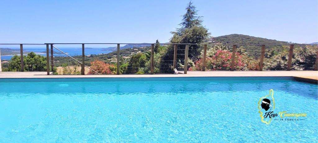 une piscine avec vue sur une montagne dans l'établissement O SOHNO 4 pers vue Mer Piscine, à Sainte Trinité
