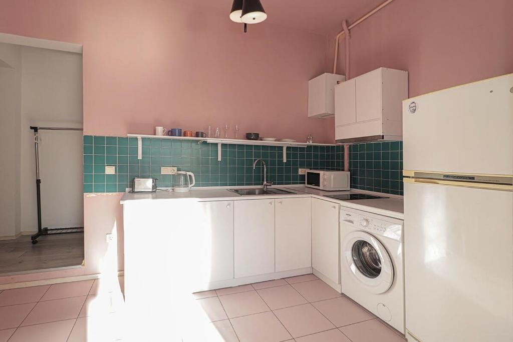 امکانات Cozy and Stylish Apt Next to Stamba and Rooms - تصویر ۴