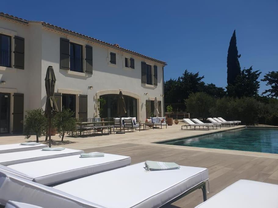 une villa avec une piscine et un bâtiment dans l'établissement Mas d exception au cœur des Alpilles, à Fontvieille