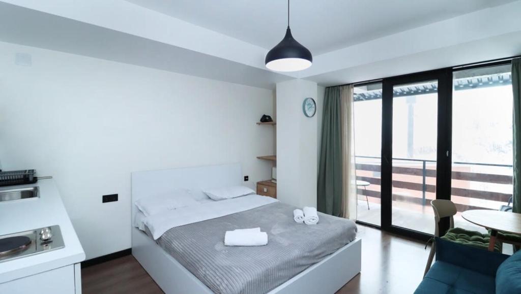 Postel nebo postele na pokoji v ubytování Cozy Studio Apartment in Marshall Gudauri Project