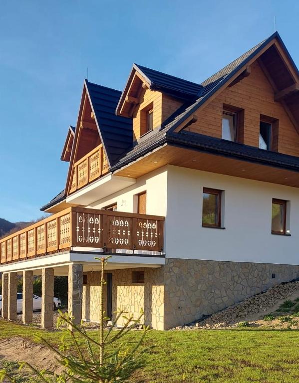 a house with a balcony on the side of it at Pienińskie Kąty in Krościenko