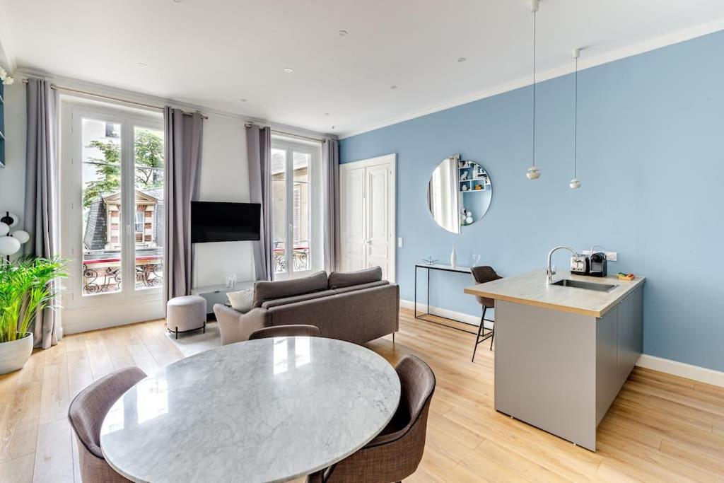 un salon avec une table et un canapé dans l'établissement Newly renovated apt near La Madeleine, à Paris