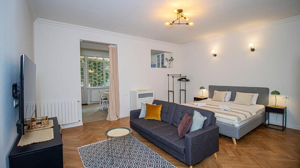 Μια τηλεόραση ή/και κέντρο ψυχαγωγίας στο Elegant 1BR Vake Apt for 3 - By Wehost