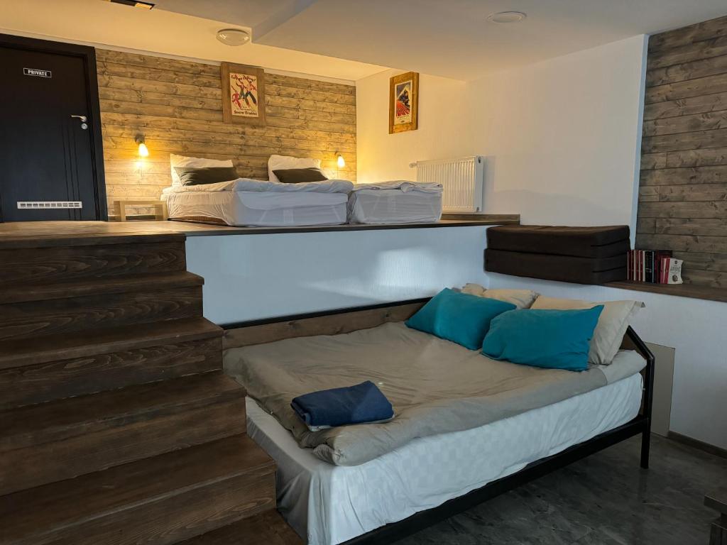 Гостиная зона в Mountain Cricket Chalets and Apartments Gudauri