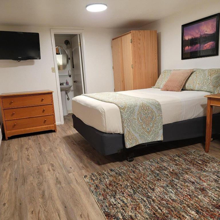 Alaska Country Inn - Studio Lit Queen-Size