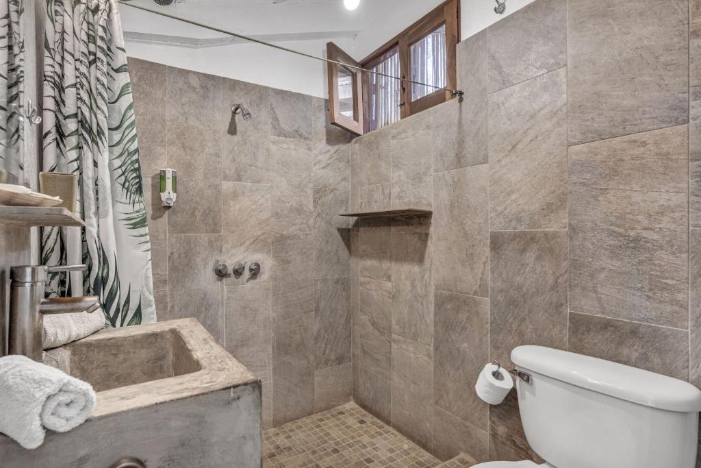 Ванная комната в The Beach Bungalows Tamarindo- Adults Only