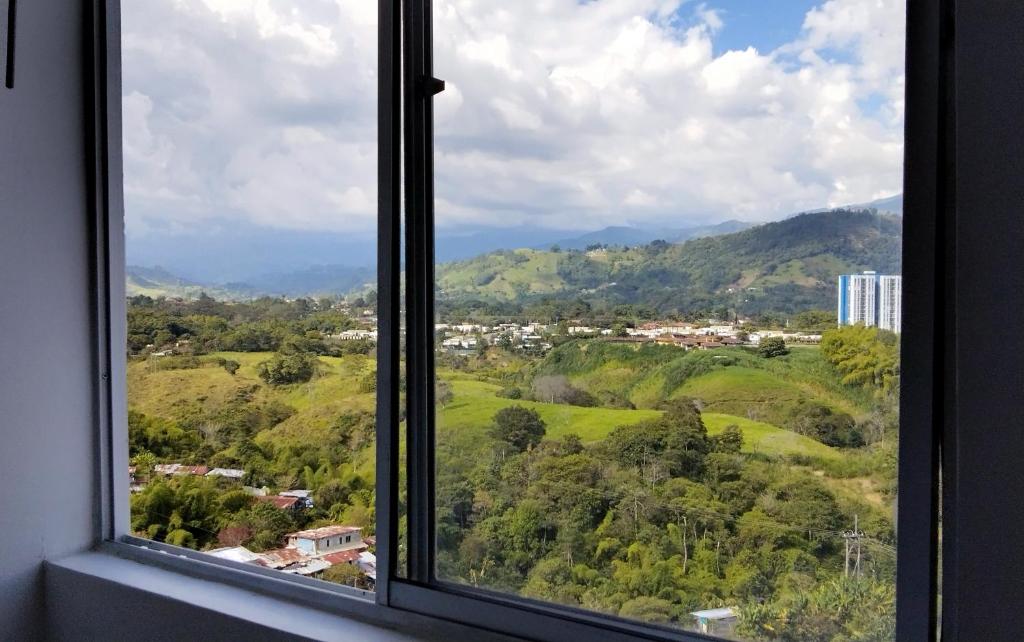 a window with a view of a mountain view at Apartamento frente a la montaña en Armenia Quindio - 1 Dormitorio Piso 11 in Armenia