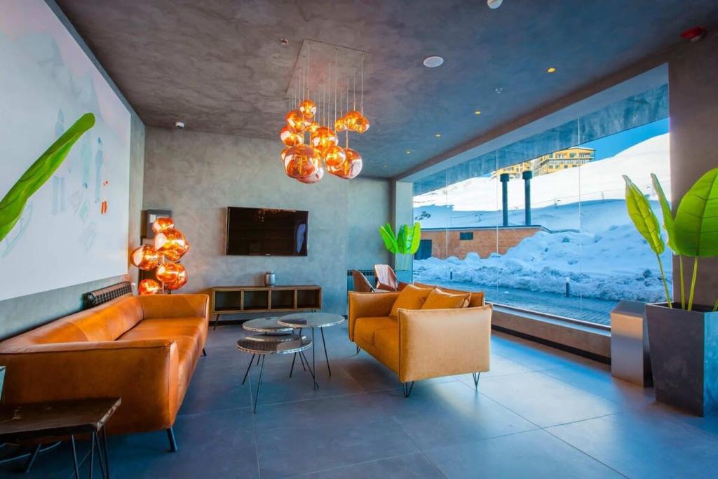 Posezení v ubytování Stylish Studio Apartment with balcony In Marshall Gudauri Project