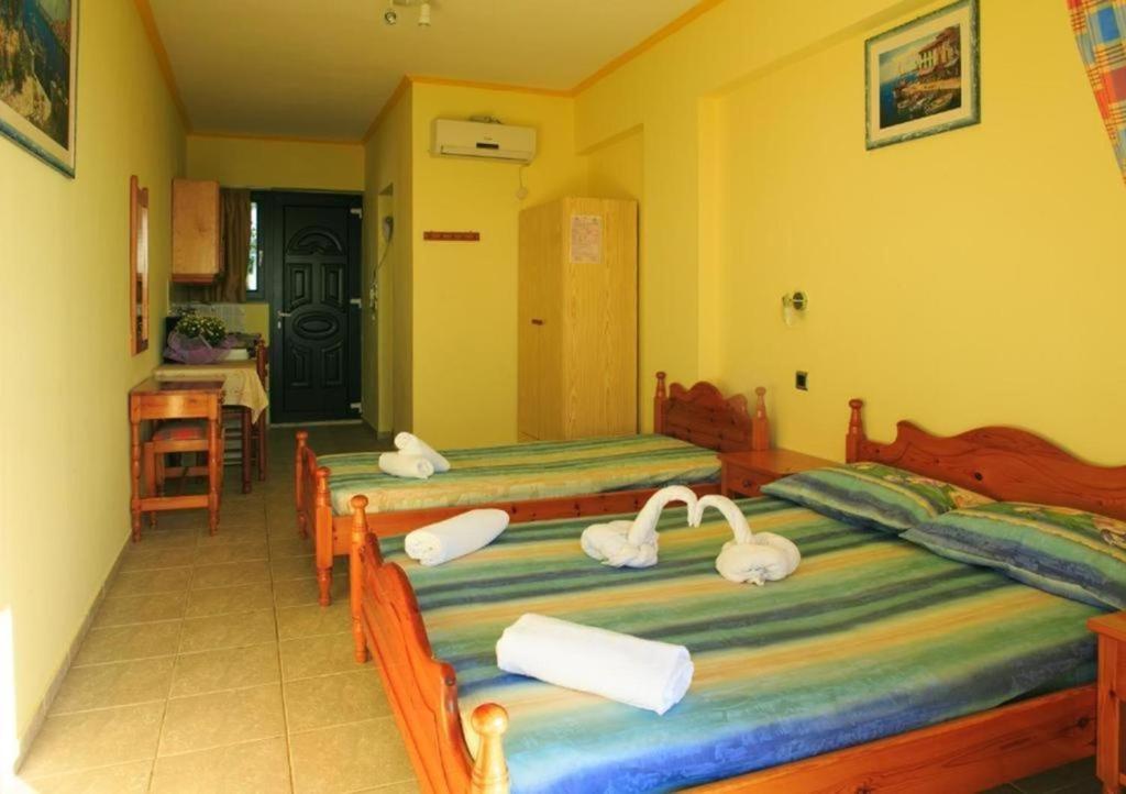 STROUBIS STUDIOS 2 - 3