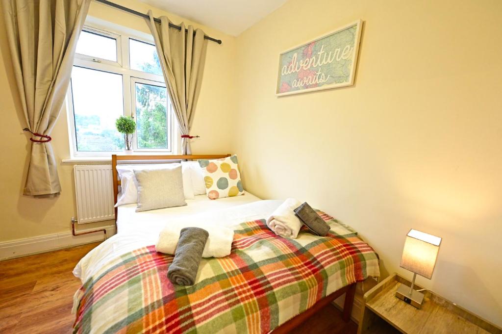 Postel nebo postele na pokoji v ubytování Serenity Luton Suite Near Mall