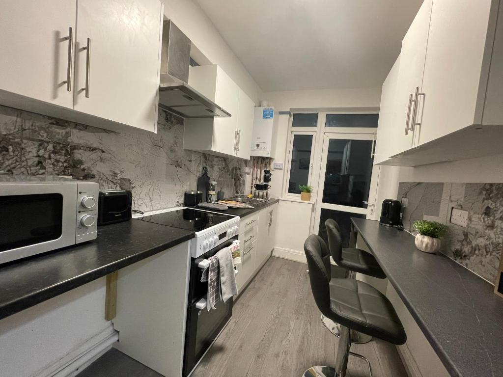 Kuchyň nebo kuchyňský kout v ubytování Serenity Luton Suite Near Mall