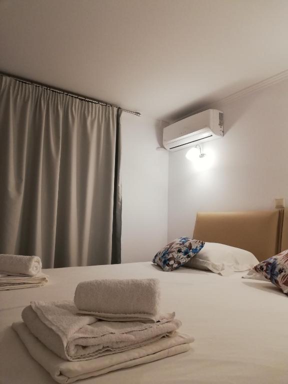 Postel nebo postele na pokoji v ubytování Andromeda Seaside Apartments