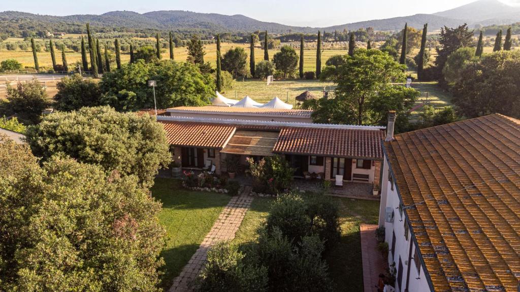 an aerial view of a house with a garden at Agriturismo Lillastro in Braccagni