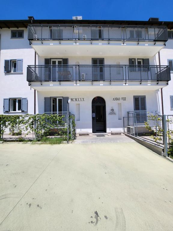 Un gran edificio blanco con balcón. en Maison Valentini, en Roma