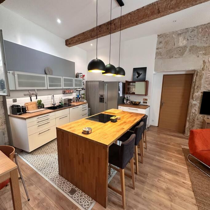 une cuisine avec une grande table et des chaises en bois dans l'établissement Chic Renovation of Medieval Monastery, à Montpellier