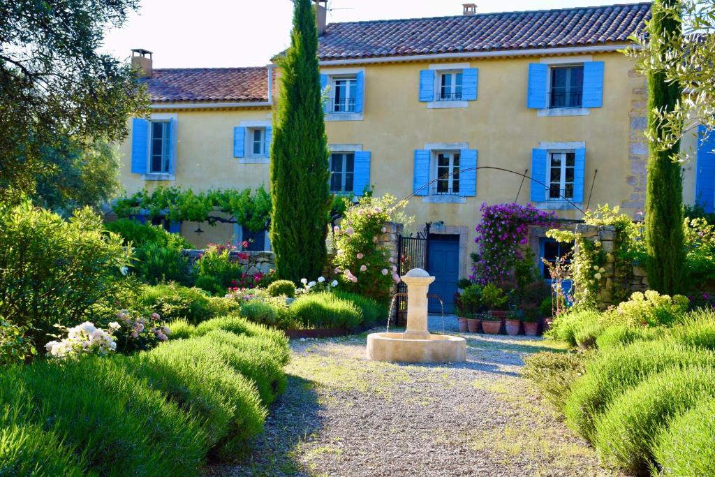 Taman di luar Bastide Saint-Didier