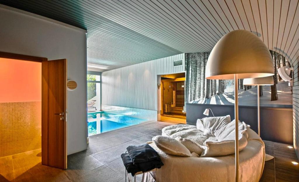 Bazén v ubytování Sumptuous Chalet with Breathtaking views by GuestLee nebo v jeho okolí
