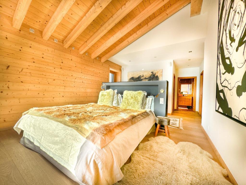 Postel nebo postele na pokoji v ubytování Sumptuous Chalet with Breathtaking views by GuestLee