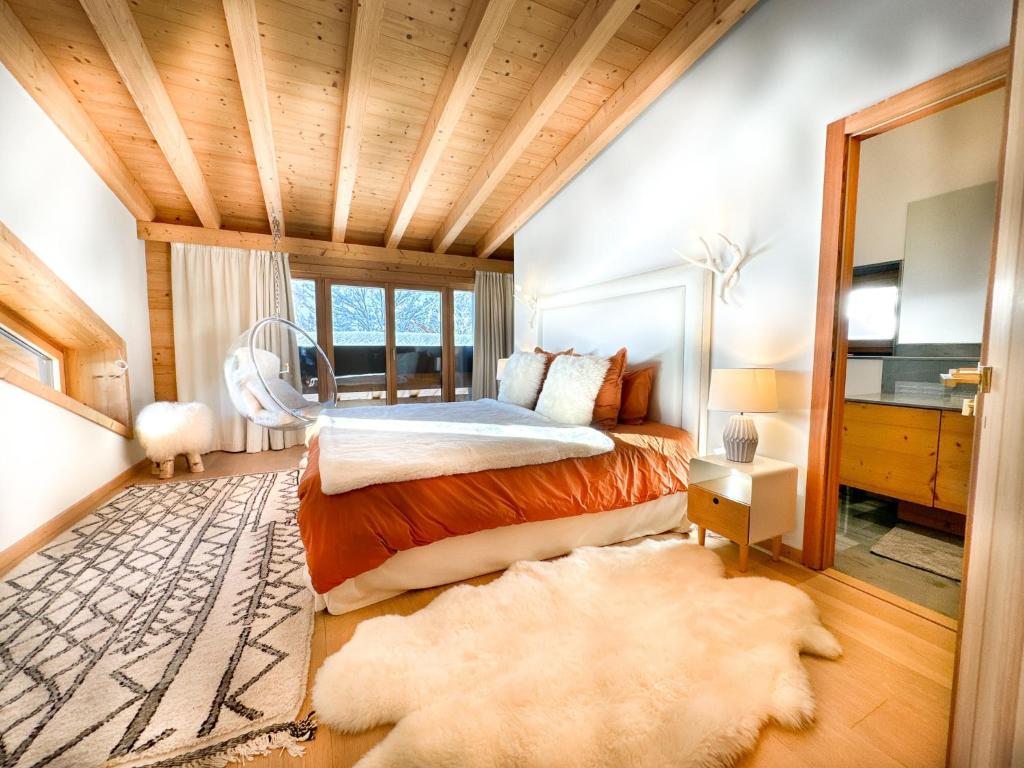 Postel nebo postele na pokoji v ubytování Sumptuous Chalet with Breathtaking views by GuestLee