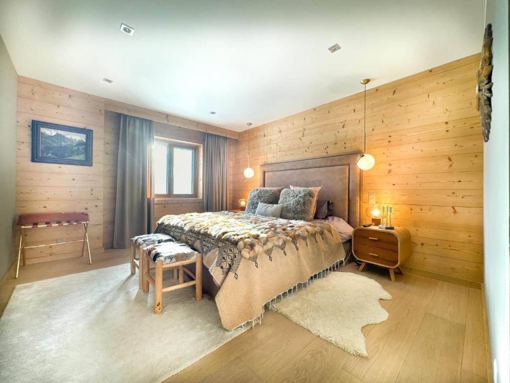 Postel nebo postele na pokoji v ubytování Sumptuous Chalet with Breathtaking views by GuestLee