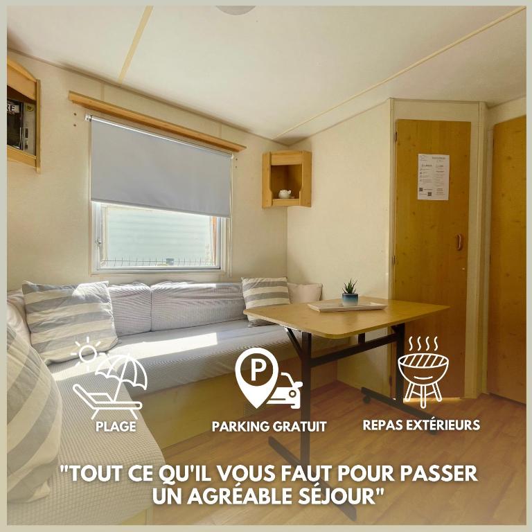 Cette petite chambre comprend un canapé et une table. dans l'établissement Bungalow à la plage, au Grau-dʼAgde