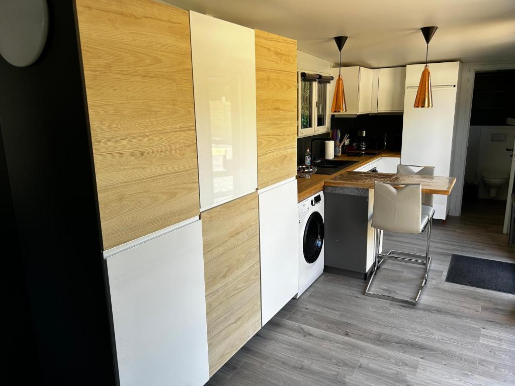 Kuchyň nebo kuchyňský kout v ubytování Tiny house avec jardin clos et privatif proche Disneyland et parc des félins