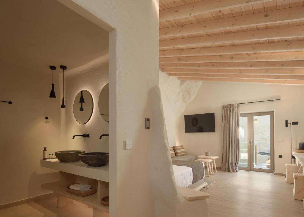 TV a/nebo společenská místnost v ubytování Manili Boutique Suites & Villas