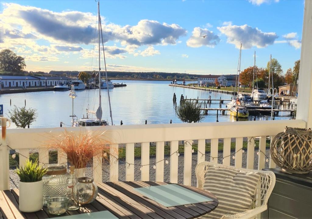 een balkon met uitzicht op een jachthaven bij Hafenidyll 46 in Ostseebad Karlshagen