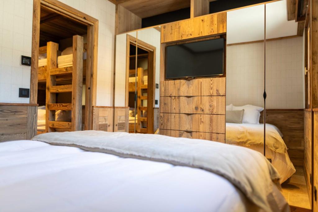 une chambre avec deux lits et une télévision à écran plat dans l'établissement Apartment with terrace and parking heart of Megève, à Megève