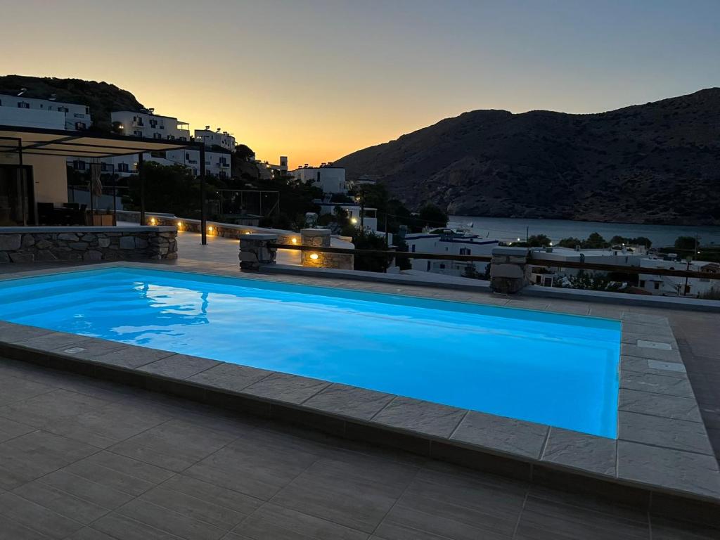 Бассейн в Caldera Suites "Ελιά" или поблизости