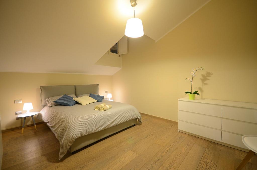 sypialnia z dużym łóżkiem i umywalką w obiekcie B&B Portanova w mieście Salerno